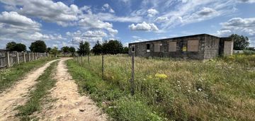 Dom w stanie surowym + staw + 2 działki budowlane