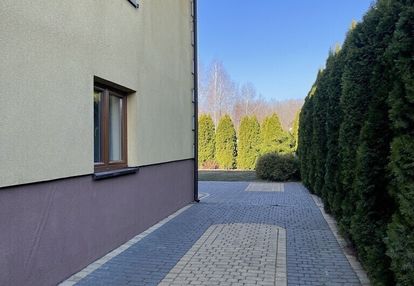 Dom wolnostojący, dwulokalowy z 2 garażami.