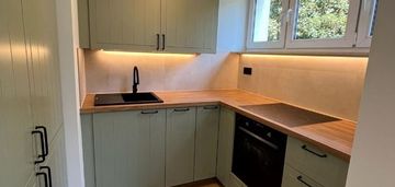 Trzy pokoje w niskim bloku z windą