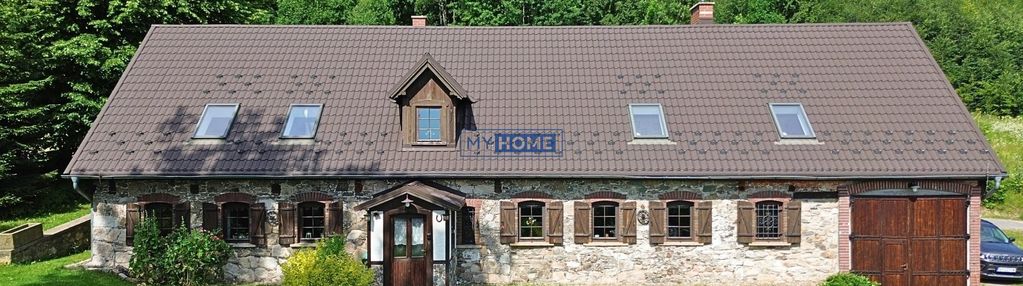 Dom na zielonym wzgórzu