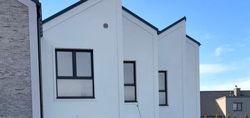 Gotowy do odbioru skrajny dom bezpośrednio