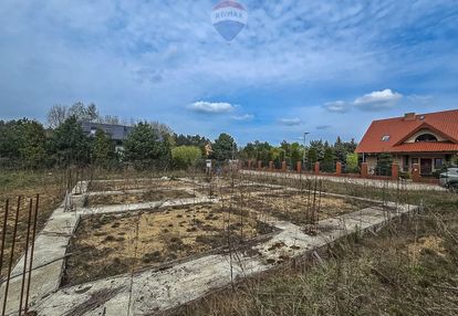 Leonów • działka z budową i mediami • 1300 m²