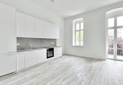 3 pokoje w pięknej kamienicy | centrum