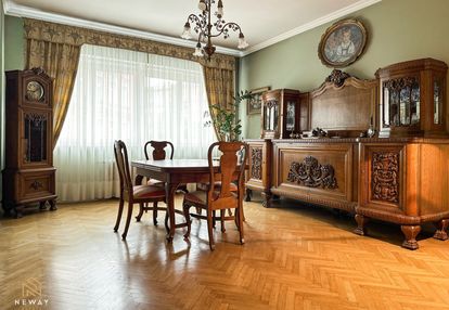 Apartament w modernistycznej kamienicy z balkonem