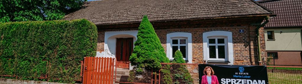 Wiejska chata w spokonym miejscu w porąbce