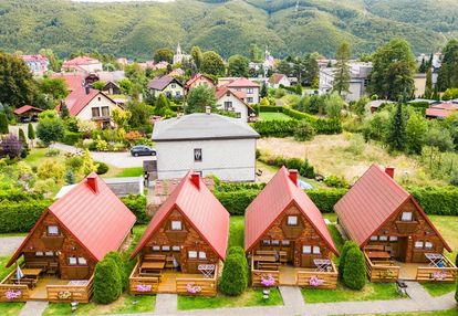 Kilkadziesiąt domków i budynek