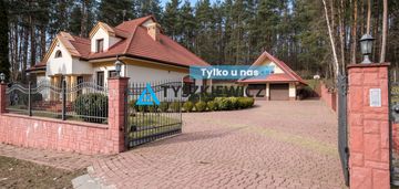 Dom  w lesie nad jeziorem