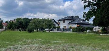 Działka 738 m², zabudowa mieszkaniowa + usługi.