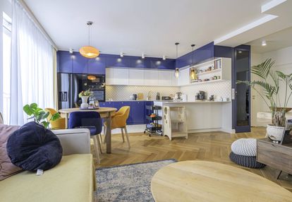 Gustownie urządzony apartament do zamieszkania.
