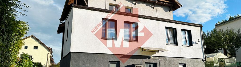 Dom wolnostojący w cichej dzielnicy domów jednorodzinnych .