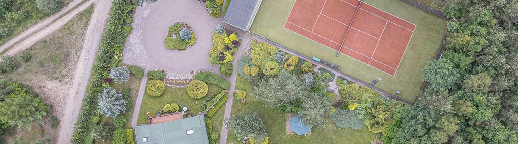 Dom w lesie przy jeziorze gowidlińskim.