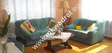 Funkcjonalny dom z lokalem użytkowym.