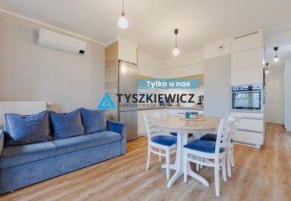 Nowoczesne z miejscem w hali garażowej, komórką.