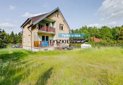 Dom w leśnej enklawie. pij poranną kawę na tarasie