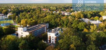 Duże okno w salonie, blisko las, szkoła, szpital