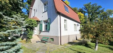 Pół domu (dwie kondygnacje) z ogrodem i miejscami parkingowymi