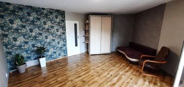 Klasyczny układ pomieszczeń na środkowym piętrze.