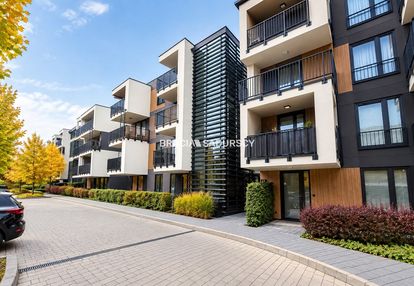 Nowoczesny jasny apartament w otoczeniu zieleni