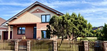 Funkcjonalny dom z kominkiem i dużym tarasem