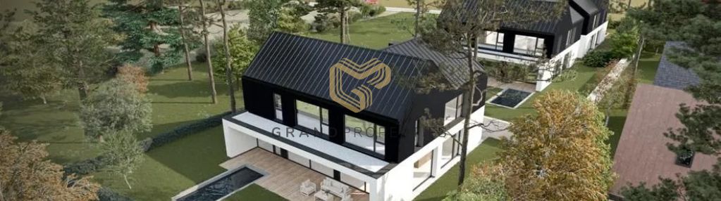 Wolnostojący przy lesie