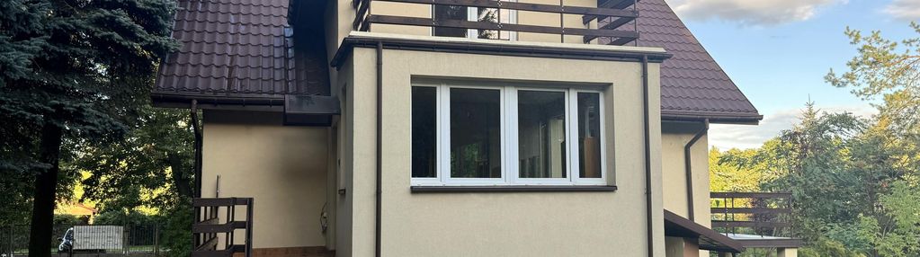 Przestronny dom z bliskością lasu i szybkim dostępem do centrum miasta