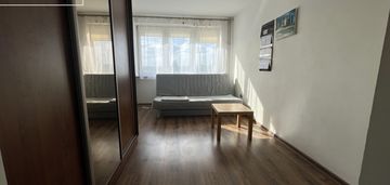 Kawalerka wśród zieleni. doskonała komunikacja.