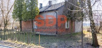Urokliwy dom z widokiem na las