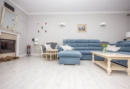 Piękny bliźniak na osowie, blisko lasu