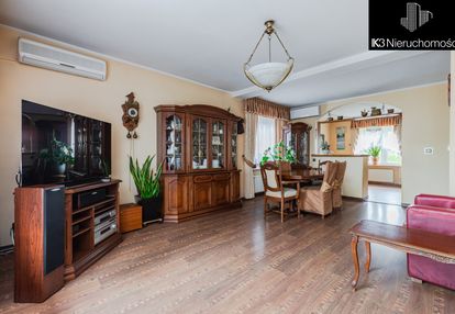 Dom w regułach obok wkd i parku