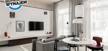 Designerskie mieszkanie z ogrókiem i halą garażową
