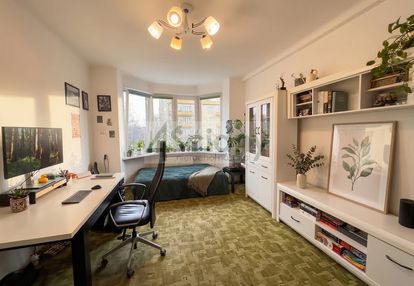 Jednopokojowe, słoneczne z oddzielną kuchnią.