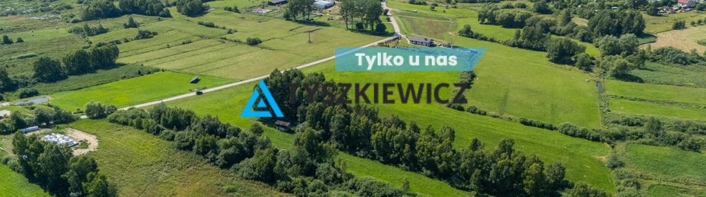Duża działka na przedmieściach miastka.