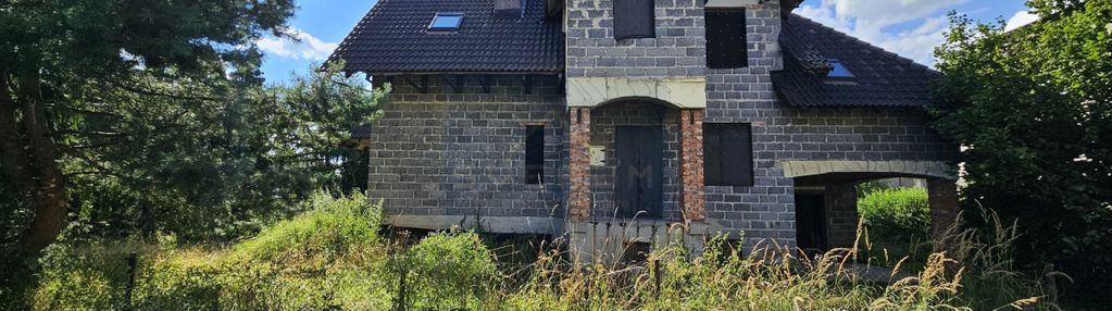 Dom w stanie surowym myszków