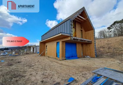 Dom na wzgórzu w trakcie budowy