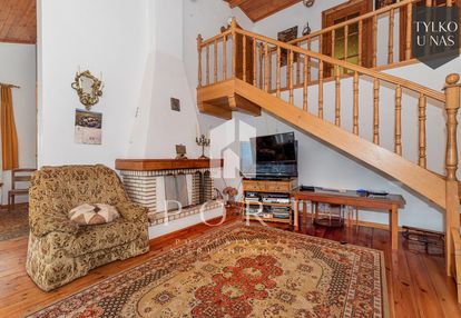 Dom blisko jeziora, w malowniczej okolicy.