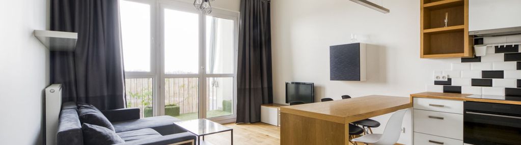 Trzy pokoje, dwa balkony, wysokie.