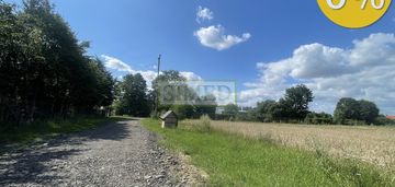 W otoczeniu lasów,blisko stawów i rzeki  .tułowice
