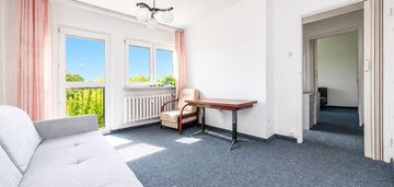 *jasne z ładnym widokiem na zieleń  2/3 pokoje *