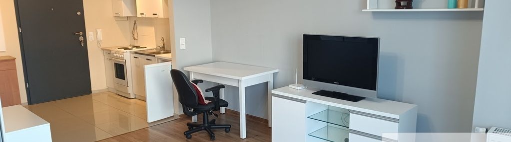 Umeblowana kawalerka z balkonem.