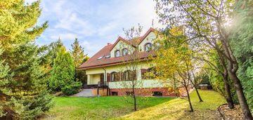 Dom z wieloletnim ogrodem, pompa ciepła