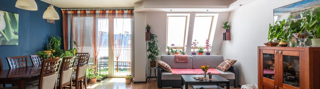 Dwupoziomowe mieszkanie z garderobą i balkonem