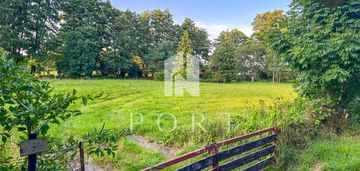 Działka budowlana blisko plaży – duży potencjał.