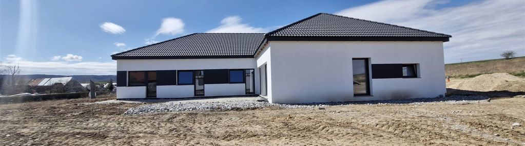 Nowoczesny dom parterowy w zabudowie bliżniaczej.