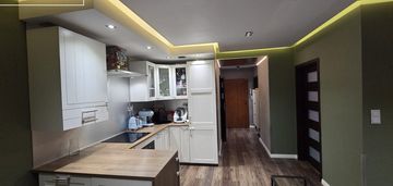 Mieszkanie z ogrodem w zielonych panewnikach