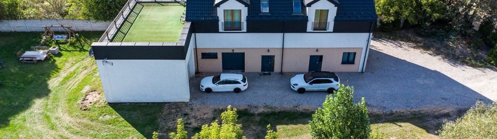Dom z tarasem, widokiem na las w mieście