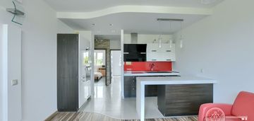 3 pokoje, 1 piętro, teren ogrodzony.