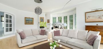 Rezydencja o rozłożystej bryle, podolany