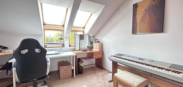 Środkowy segegment z ogródkiem i garażem