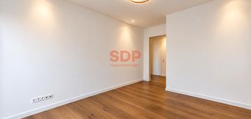 Duży salon o pow. 20,84m2, garaż i komórka, 2-balkony