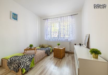 Kawalerka w kruszynie z miejscem parkingowym.